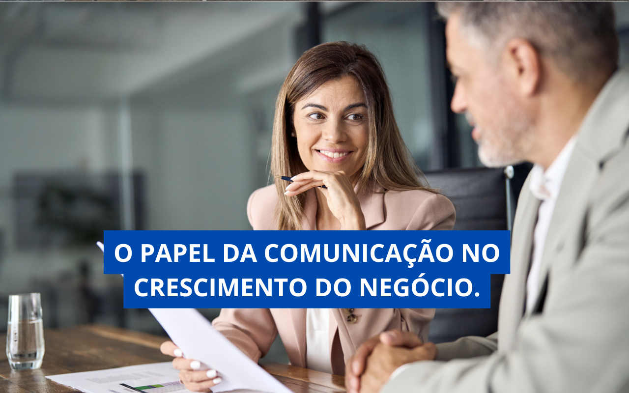 ### O Papel da Comunicação no Crescimento do Negócio A comunicação é um elemento essencial para qualquer empresa que deseja expandir suas operações, fortalecer sua marca e aumentar a satisfação dos clientes. Seja no relacionamento interno entre equipes ou no contato com parceiros e consumidores, uma estratégia de comunicação bem estruturada contribui diretamente para o crescimento do negócio. Confira a seguir como a comunicação pode impulsionar resultados em diferentes áreas. ## 1. Alinhamento Interno e Produtividade - **Evita Retrabalho**: Quando as informações sobre projetos, metas e tarefas circulam de forma clara, reduz-se a chance de erros ou duplicação de esforços. - **Transparência de Metas**: Compartilhar os objetivos de curto e longo prazo ajuda cada membro da equipe a entender seu papel no sucesso coletivo. - **Engajamento da Equipe**: Uma comunicação franca e regular, seja por reuniões ou canais digitais, cria um senso de pertencimento e estimula a motivação. **Exemplo**: Uma reunião semanal para revisar prioridades e resultados torna o trabalho mais coordenado, pois todos sabem o que esperam uns dos outros. ## 2. Fortalecimento da Marca - **Coerência na Mensagem**: Ao alinhar o discurso e a identidade visual em todas as plataformas (site, redes sociais, pontos de venda), a empresa transmite mais credibilidade. - **Posicionamento Diferenciado**: Conteúdos que reflitam os valores e a proposta de valor da marca atraem clientes que se identificam com o negócio. - **Percepção de Profissionalismo**: Uma marca que se comunica de forma consistente e confiante se destaca em um mercado competitivo. **Dica Prática**: Crie um guia de estilo para padronizar tom de voz, cores e linguagem visual, garantindo a mesma experiência em todos os canais. ## 3. Relacionamento com Clientes e Parcerias - **Atendimento de Qualidade**: Respostas rápidas e personalizadas aumentam a satisfação do cliente, que se sente valorizado e tende a retornar. - **Feedback Constante**: Abertura para opiniões e sugestões permite melhorias contínuas em produtos e serviços. - **Parcerias Estratégicas**: Negociações claras e objetivas ajudam a construir relações de confiança com fornecedores e colaboradores, ampliando as oportunidades de negócio. **Exemplo**: Criar um canal de atendimento dedicado (como um chat online ou um e-mail de suporte) demonstra preocupação genuína com as necessidades dos clientes. ## 4. Comunicação e Vendas - **Argumentos de Valor**: Uma mensagem bem elaborada ressalta os benefícios e diferenciais do produto ou serviço, facilitando a decisão de compra. - **Segurança na Negociação**: Clientes tendem a fechar negócios quando se sentem seguros sobre prazos, condições e garantias claramente comunicadas. - **Marketing de Conteúdo**: Artigos, posts e vídeos que abordam as principais dores do público geram confiança e atraem potenciais clientes. **Dica Prática**: Use histórias de sucesso (casos reais ou exemplos ilustrativos) para demonstrar como seu produto já resolveu problemas semelhantes aos do cliente. ## 5. Crise e Gerenciamento de Imagem - **Transparência e Rapidez**: Em situações de crise, adotar uma postura aberta e responder prontamente às dúvidas evita a proliferação de rumores negativos. - **Recuperação de Confiança**: Uma comunicação clara sobre as medidas corretivas adotadas mostra responsabilidade e seriedade. - **Aprendizado e Melhoria**: Analisar falhas na comunicação em momentos críticos ajuda a ajustar estratégias e evitar novos problemas. **Exemplo**: Se um produto apresenta defeito, a empresa deve notificar os clientes afetados, explicar o ocorrido e oferecer soluções (troca, reparo, reembolso). ## 6. Uso de Ferramentas e Canais Adequados - **Redes Sociais**: Permitem interações rápidas com o público, mas exigem conteúdo de valor e gerenciamento constante para evitar crises digitais. - **E-mail Marketing**: Ideal para nutrir leads e manter clientes informados sobre novidades, promoções ou conteúdos relevantes. - **Reuniões e Eventos**: Podem estreitar laços com colaboradores, parceiros e consumidores, tornando a mensagem mais humana e envolvente. **Dica Prática**: Analise o perfil do seu público para escolher os canais mais eficazes. Se grande parte é ativa no Instagram, por exemplo, invista em estratégias voltadas a essa rede. ### Conclusão Uma comunicação bem estruturada e contínua é o fio condutor que une equipes, fortalece a marca, facilita vendas e relacionamentos com clientes. Ao valorizar o diálogo transparente, a clareza de mensagens e o uso estratégico de canais, as empresas criam um ambiente propício para o crescimento e a inovação. Dessa forma, cada interação com o público interno ou externo se torna uma oportunidade de agregar valor e consolidar a posição do negócio no mercado.